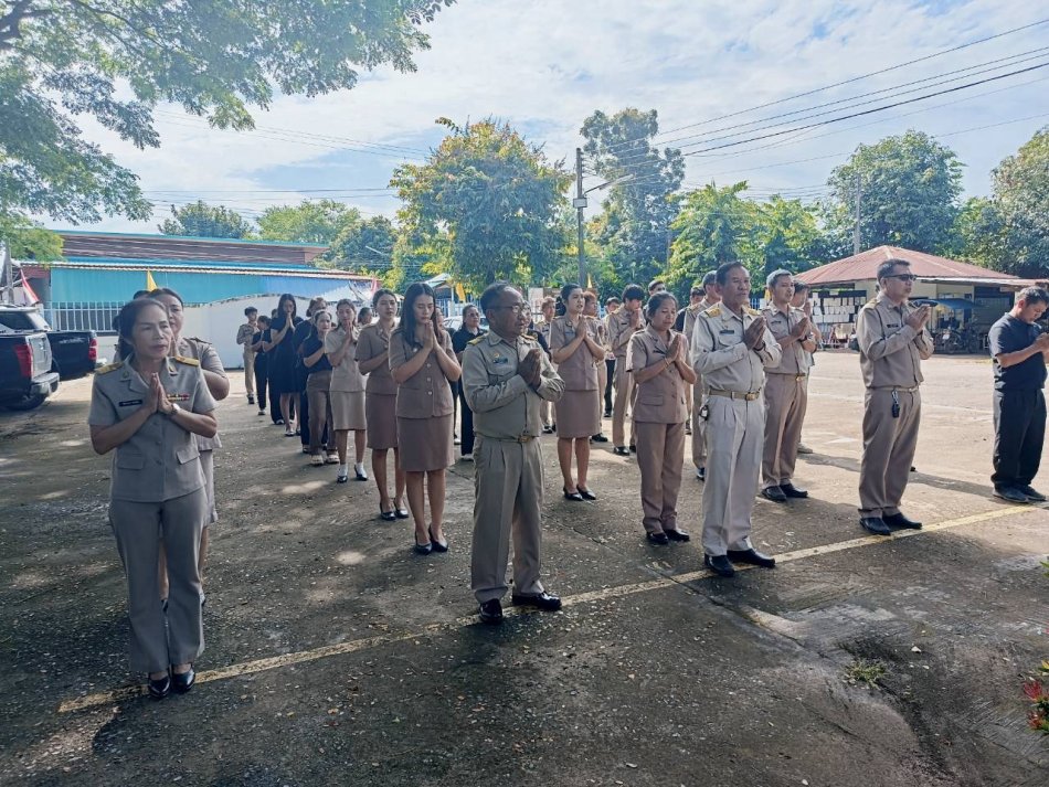 วันจันทร์ที่ 5   เดือนตุลาคม  2569  เข้าแถวเครารพธงชาติ สวดมนต์ไหว้พระ   นำโดย นาทองจันทร์  เหล่าลุมพุก นายกองค์การบริหารส่วนตำบลสมเด็จ  นำข้าราชการและเจ้าหน้าที่ในสังกัด ได้มารวมตัวกันบริเวณหน้าเสาธงอย่างพร้อมเพรียง เพื่อร่วมพิธีเชิญธงชาติไทยขึ้นสู่ยอดเสาและร้องเพลงชาติไทยด้วยความสามัคคีและเปี่ยมด้วยความภูมิใจในความเป็นไทย กิจกรรมนี้ไม่เพียงแต่เป็นการแสดงความเคารพต่อสัญลักษณ์สูงสุดของชาติ แต่ยังเป็นเครื่องเตือนใจถึงหน้าที่ความรับผิดชอบในการปฏิบัติราชการเพื่อประโยชน์สุขของประชาชนตลอดทั้งวัน