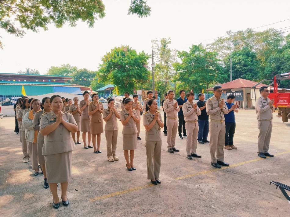 วันจันทร์ที่ 23  เดือนมีนาคม 2569  เข้าแถวเคารพธงชาติ สวดมนต์ไหว้พระ นำโดย นางจิตราวรรณ  หวังเจริญ  ปลัดองค์การบริหารส่วนตำบลสมเด็จ การเคารพบรรพบุรุษชาติไทย  คือการยืนตรงเคารพธงชาติและร้องเพลงชาติด้วยความภาคภูมิใจในเอกราช ความเสียสละเลือดเนื้อและชีวิตของบรรพชนในการปกป้องผืนแผ่นดิน