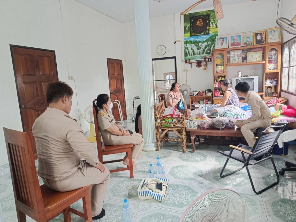 วันที่ 5  เดือนตุลาคม  2569  นางจิตราวรรณ  หวังเจริญ ปลัดองค์การบริหารส่วนตำบลสมเด็จ นางสาวรำเพย  ประเสริฐหล้า  ผอ.กองการศึกษา นายอนุพงษ์  การภักดี นักพัฒนาชุมชน  นายชัยวัฒน์  เหลี่ยมสิงขร นักวิชาการสาธาฯ พนักงาน เข้าเยี่ยมคุณแม่พิศมัย  โพธิ์ศรี  สมาชิกสภาองค์การบริหารส่วนตำบลสมเด็จ ไม่สบาย องค์การบริหารส่วนตำบลสมเด็จ นำโดยนางจิตราวรรณ  หวังเจริญ ปลัดองค์การบริหารส่วนตำบลสมเด็จ เข้าเยี่ยมถามไถ่อาการเบื้องต้น มอบผลไม้และให้กำลังใจ