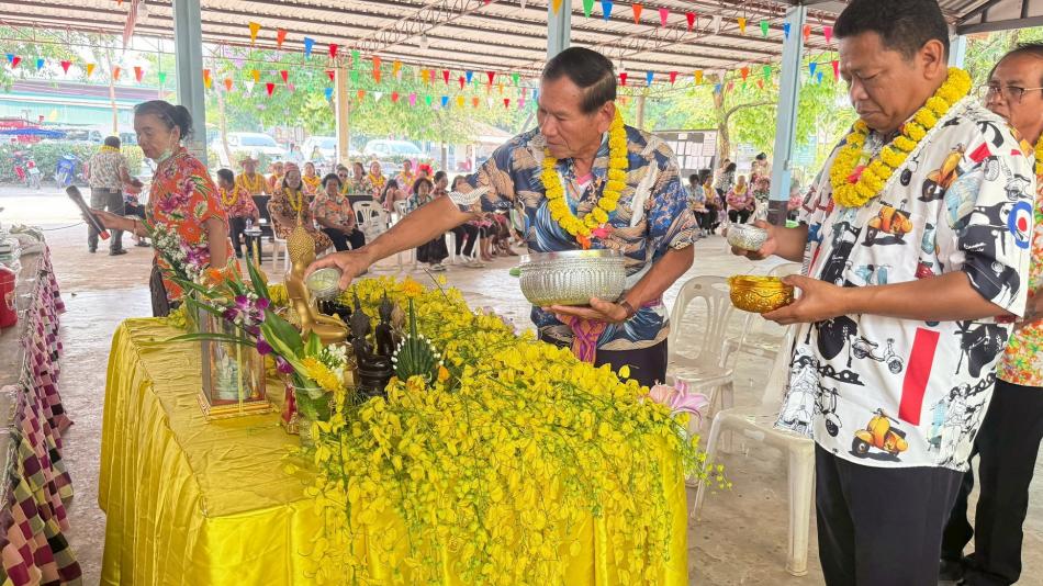 เมื่อวันศุกร์ที่ 10 เมษายน 2569 เวลา 09.00 น.         องค์การบริหารส่วนตำบลสมเด็จ นำโดยนายทองจันทร์  เหล่าลุมพุก  นายกองค์การบริหารส่วนตำบลสมเด็จ  เป็นประธานเปิดโครงการประเพณีสงกรานต์ พร้อมด้วยคณะผู้บริหาร,